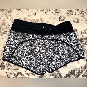 Lululemon shorts Size 6 length 2.5 speed up